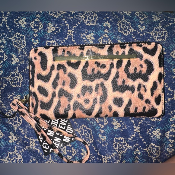 Steve Madden Cheetah Wristlet - NWT - Picture 2 of 4